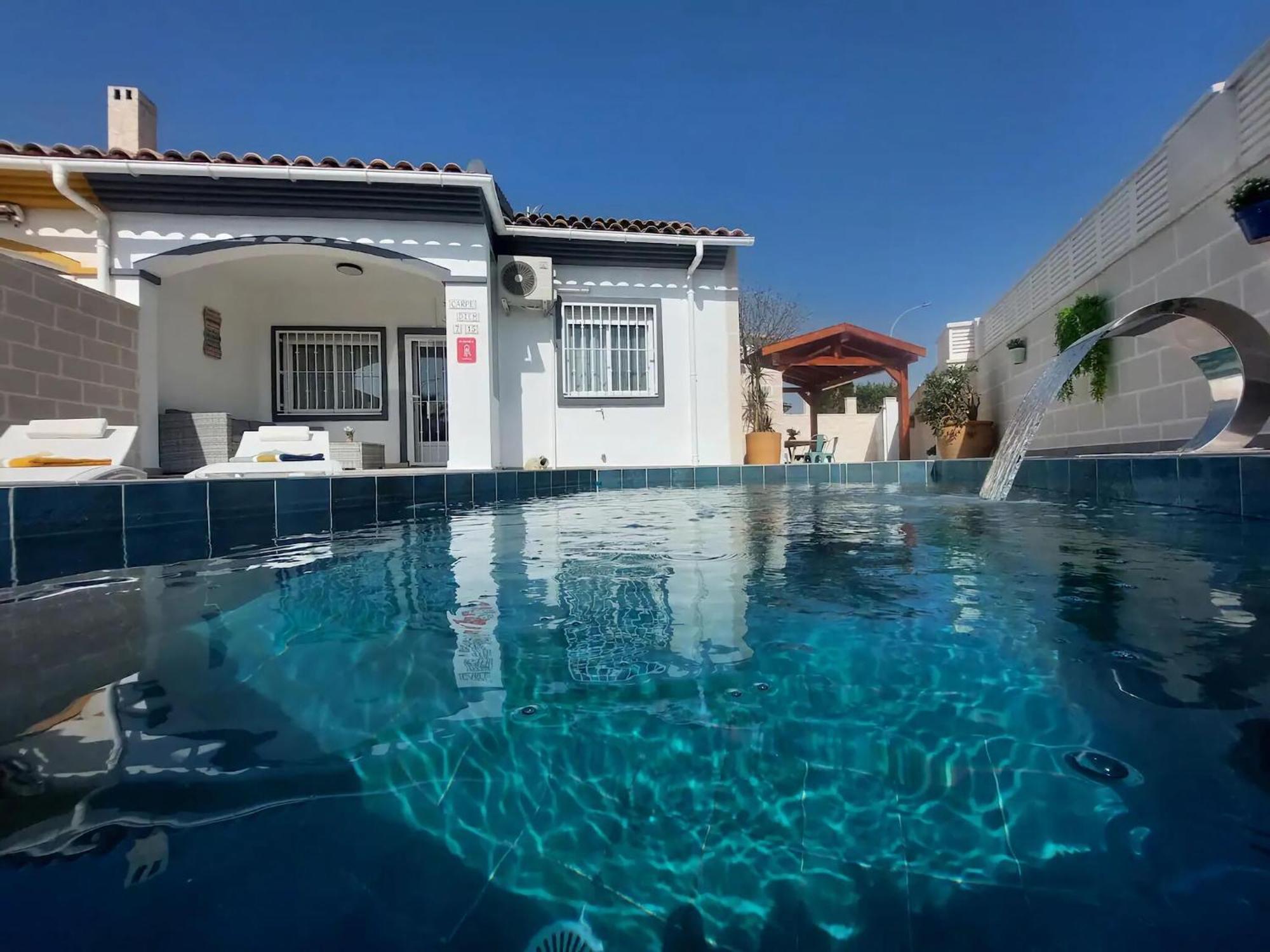 Lavish With Private Pool * Gandie